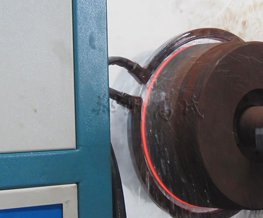 很多廠(chǎng)家都采用中頻感應(yīng)加熱設(shè)備來(lái)軋輥