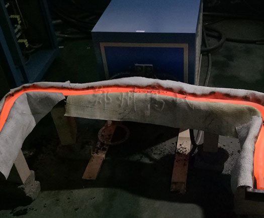 高頻淬火設(shè)備對穩(wěn)定桿進行淬火熱處理 高頻淬火設(shè)備對穩(wěn)定桿進行淬火熱處理