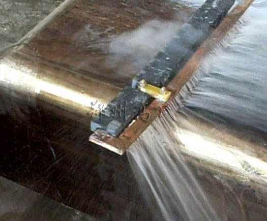 中頻淬火機(jī)對鋼枕進(jìn)行淬火熱處理 中頻淬火機(jī)對鋼枕進(jìn)行淬火熱處理