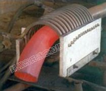 利用中頻淬火爐對(duì)鋼管外徑進(jìn)行透熱折彎鍛造