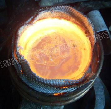 中頻淬火設(shè)備熔煉現(xiàn)場(chǎng)