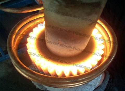 高頻淬火設(shè)備對(duì)齒輪進(jìn)行感應(yīng)淬火 高頻淬火設(shè)備對(duì)齒輪進(jìn)行感應(yīng)淬火